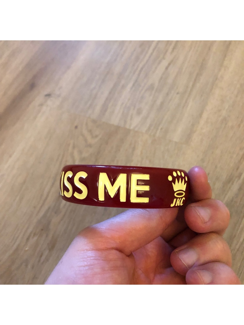 JESSICA KAGAN CUSHMAN JKC STUDIO RESIN BANGLE BRACELET KEEP CALM AND KISS ME RED - Picture 4 of 5